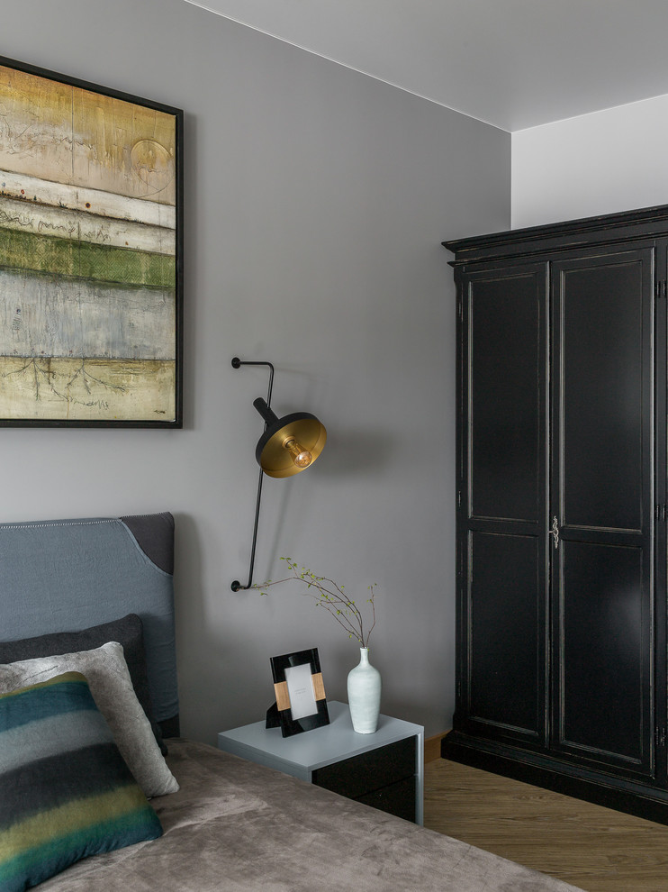 Стильный дизайн: хозяйская спальня среднего размера в современном стиле с серыми стенами, полом из винила и желтым полом без камина - последний тренд
