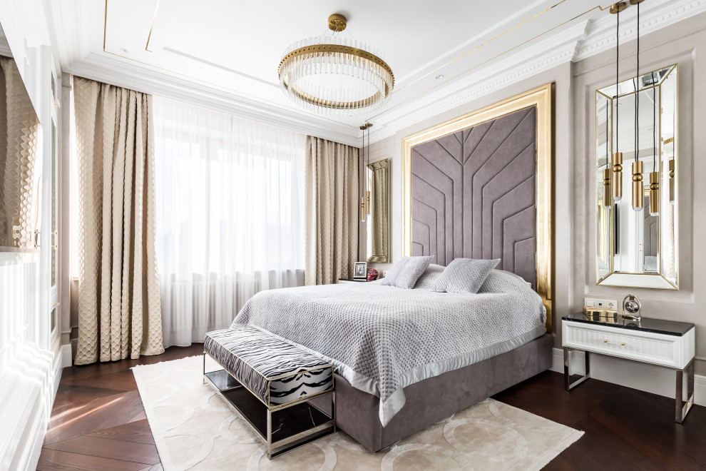 Ispirazione per una camera matrimoniale tradizionale di medie dimensioni con pareti beige, pavimento in legno massello medio e soffitto ribassato