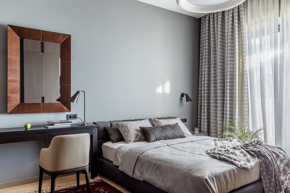 Inspiration för ett funkis sovrum, med grå väggar, ljust trägolv och beiget golv
