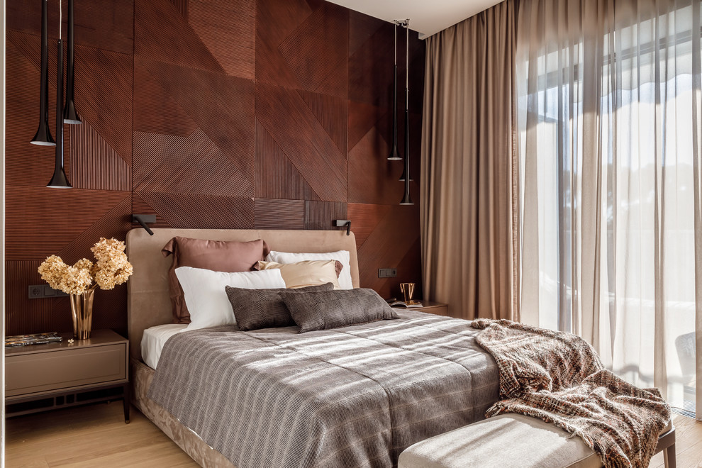 Идея дизайна: хозяйская спальня в современном стиле с коричневыми стенами, светлым паркетным полом и бежевым полом