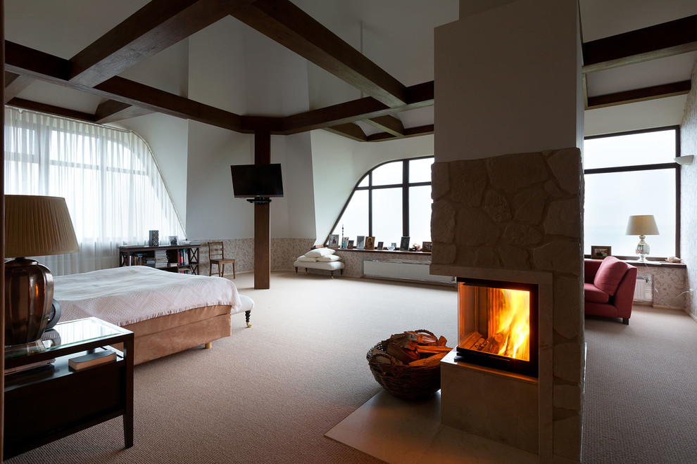 他の地域にある広い北欧スタイルのおしゃれな主寝室 (マルチカラーの壁、畳、コーナー設置型暖炉、石材の暖炉まわり、ベージュの床) のレイアウト