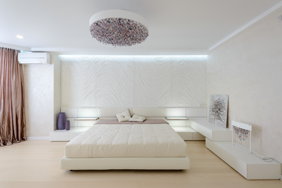 Стильный дизайн: большая хозяйская спальня в современном стиле с бежевыми стенами и светлым паркетным полом - последний тренд