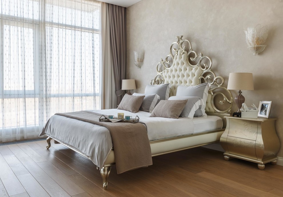 Стильный дизайн: хозяйская спальня в стиле неоклассика (современная классика) с бежевыми стенами, паркетным полом среднего тона и коричневым полом - последний тренд