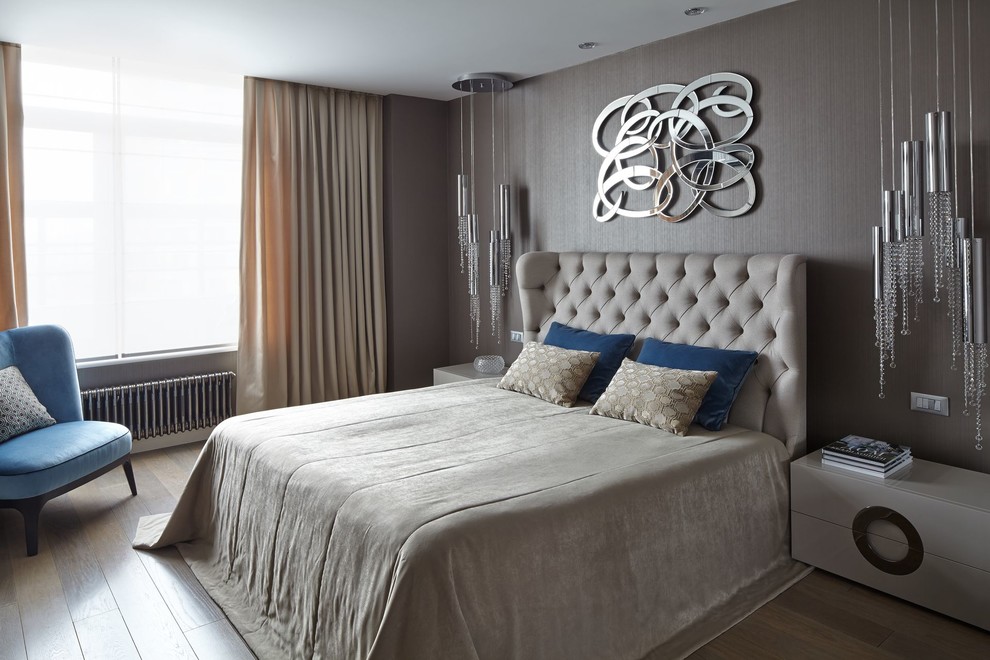 Источник вдохновения для домашнего уюта: хозяйская спальня в современном стиле с серыми стенами, паркетным полом среднего тона, коричневым полом и кроватью в нише