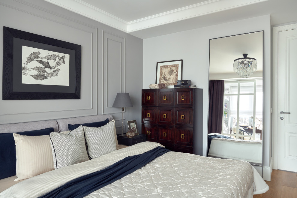 Идея дизайна: спальня в стиле неоклассика (современная классика) с белыми стенами, паркетным полом среднего тона, коричневым полом и панелями на части стены
