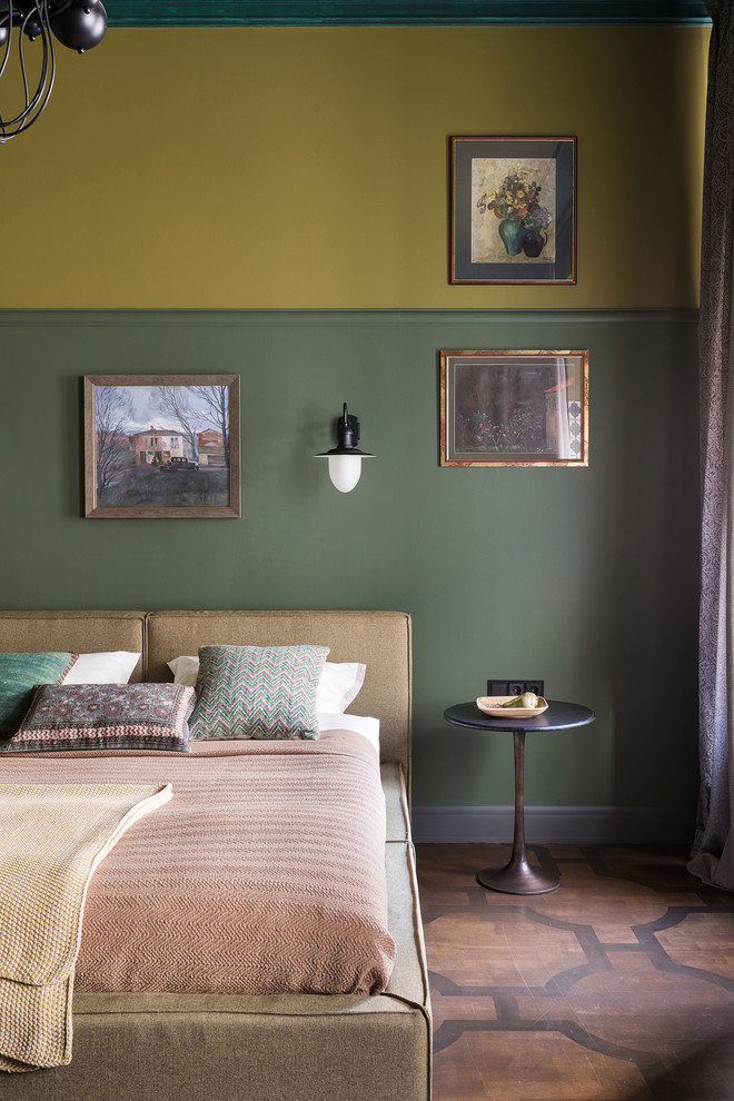 Immagine di una camera matrimoniale mediterranea di medie dimensioni con pareti verdi e parquet scuro