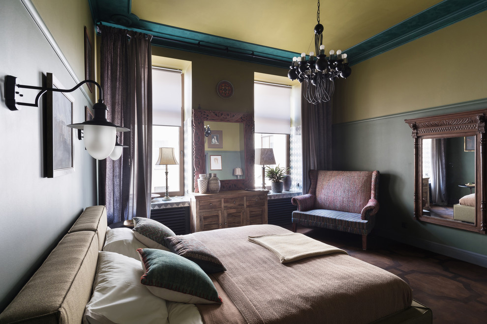 Стильный дизайн: хозяйская спальня среднего размера в средиземноморском стиле с зелеными стенами и темным паркетным полом - последний тренд