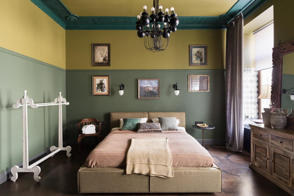 Idées déco pour une chambre parentale méditerranéenne de taille moyenne avec un mur vert, un sol marron et un sol en bois brun.