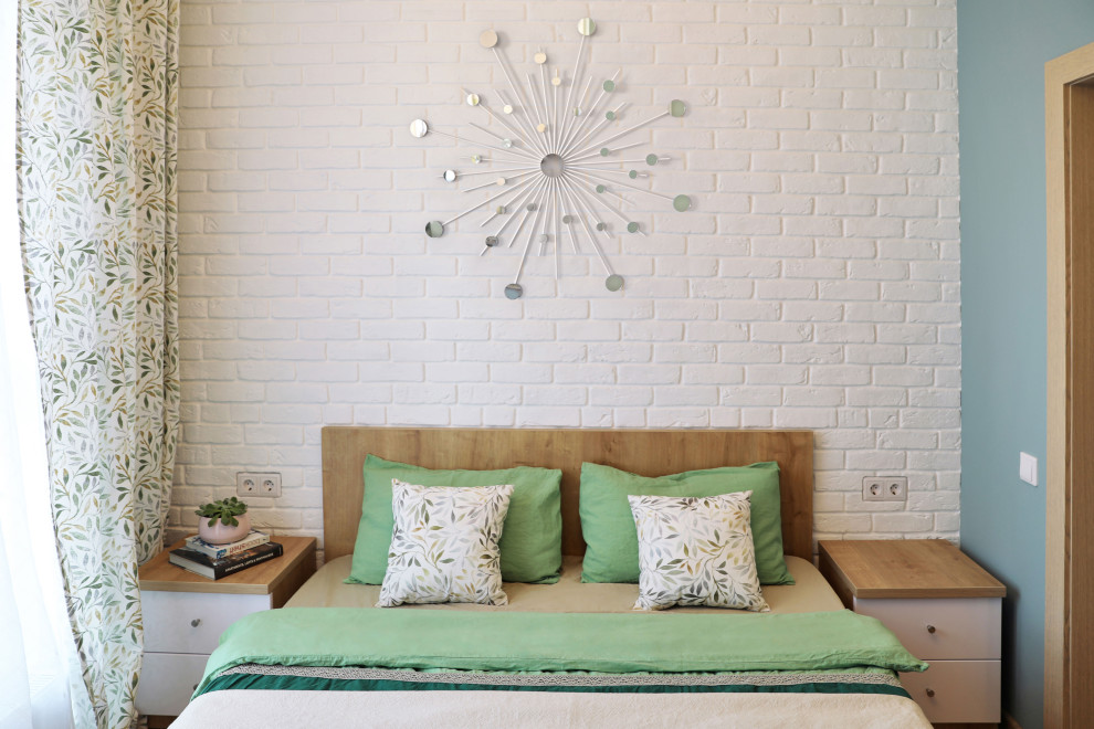 Inspiration pour une petite chambre parentale design avec un mur blanc, un sol en carrelage de porcelaine et un sol beige.