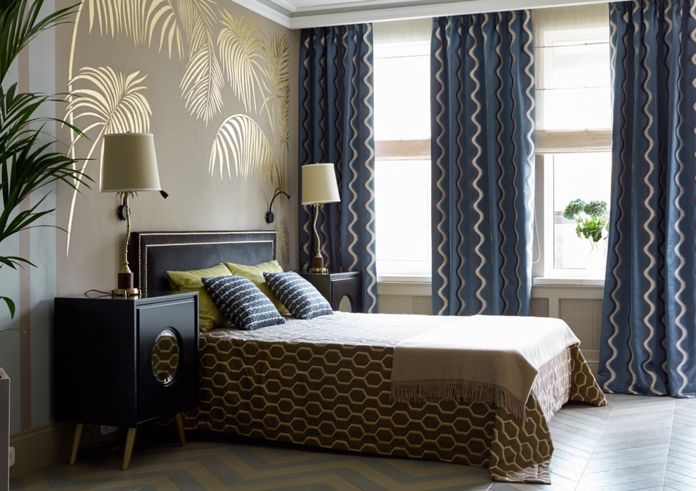 Источник вдохновения для домашнего уюта: хозяйская спальня в стиле неоклассика (современная классика) с бежевыми стенами, разноцветным полом и синими шторами