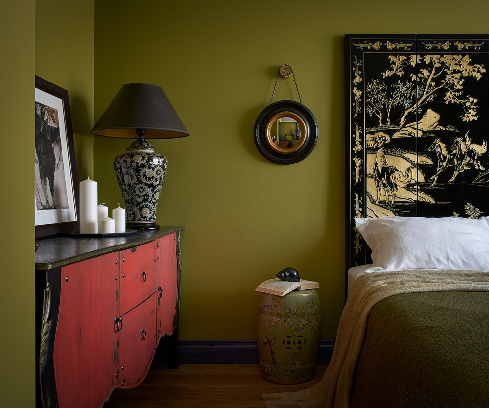 Modelo de dormitorio principal bohemio pequeño con paredes verdes