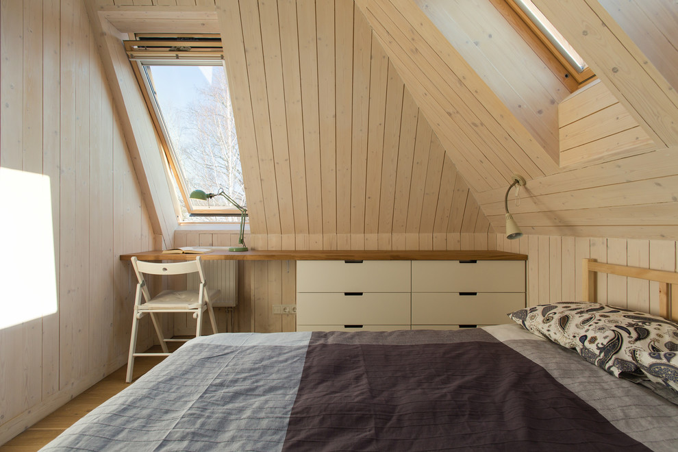 Aménagement d'une chambre parentale montagne de taille moyenne avec un mur blanc, un sol en bois brun, aucune cheminée et un sol jaune.