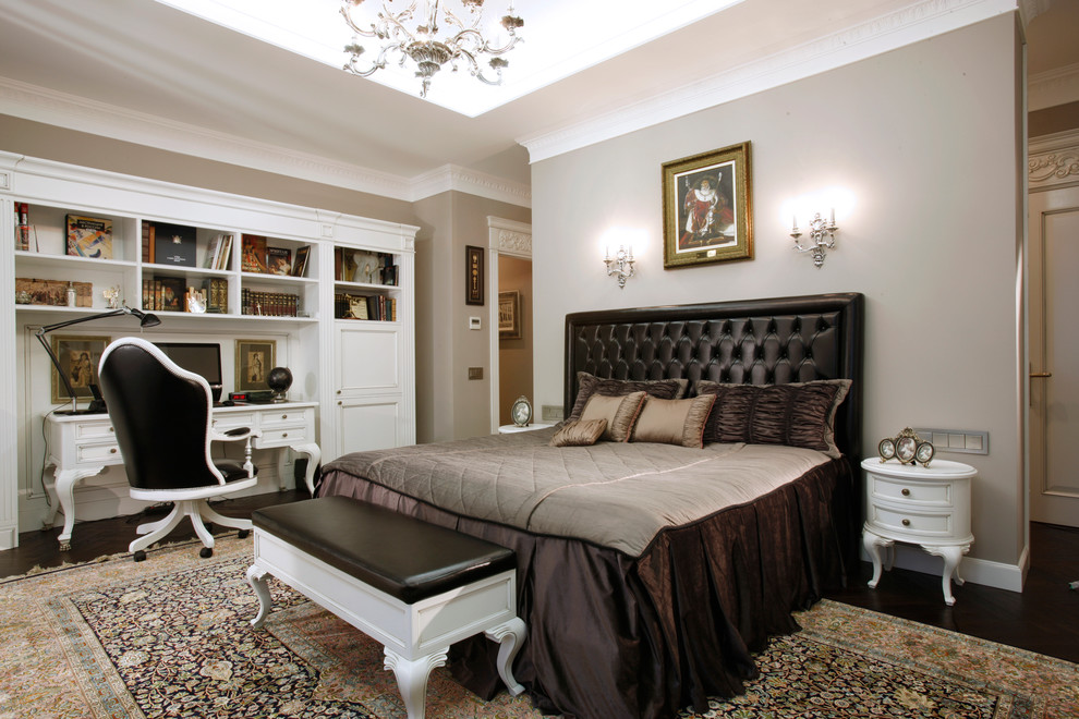 На фото: спальня в классическом стиле с коричневыми стенами и темным паркетным полом без камина