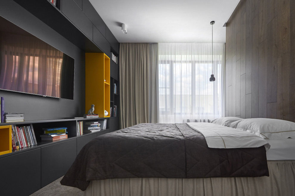 На фото: большая спальня в современном стиле с коричневыми стенами, ковровым покрытием и коричневым полом
