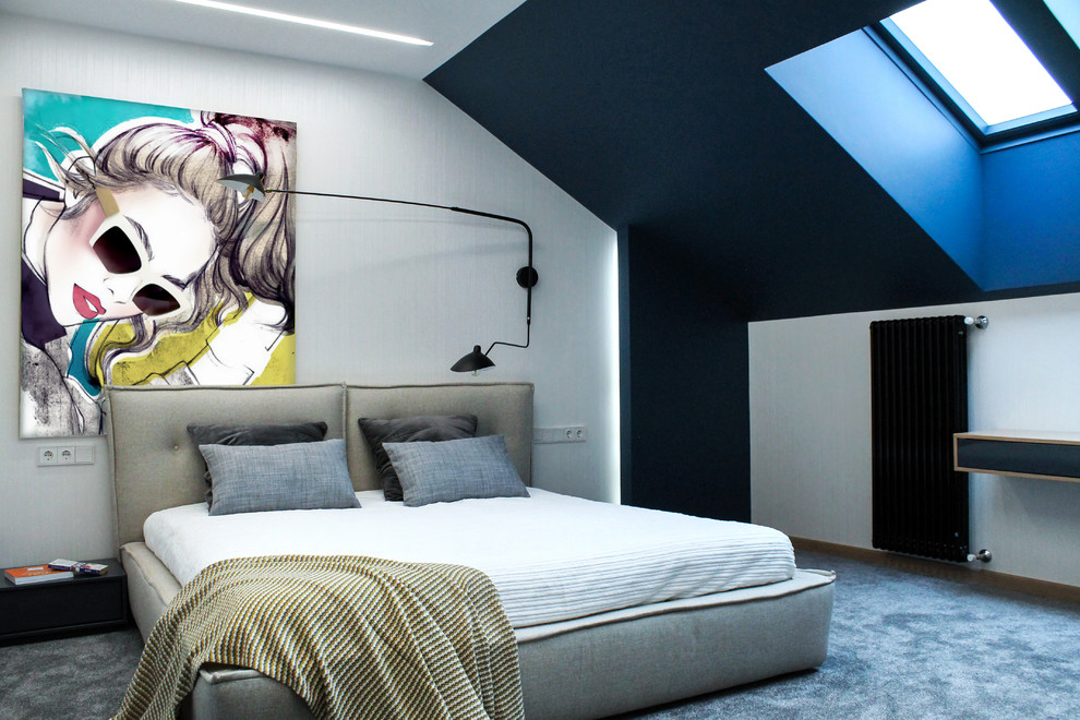 На фото: спальня в современном стиле с белыми стенами, ковровым покрытием и кроватью в нише без камина с