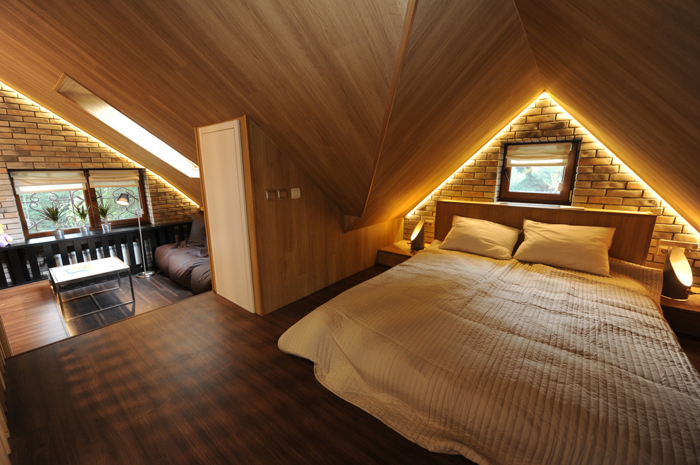 Пример оригинального дизайна: спальня на мансарде в современном стиле