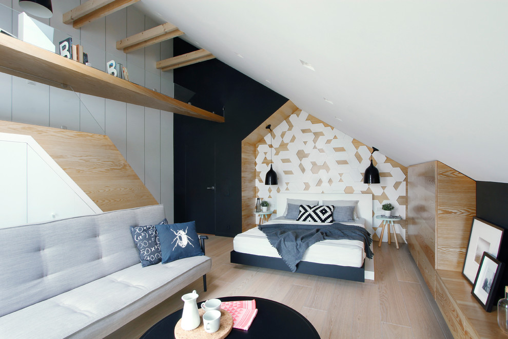 Idée de décoration pour une chambre parentale design de taille moyenne avec un mur blanc, parquet clair et un sol beige.