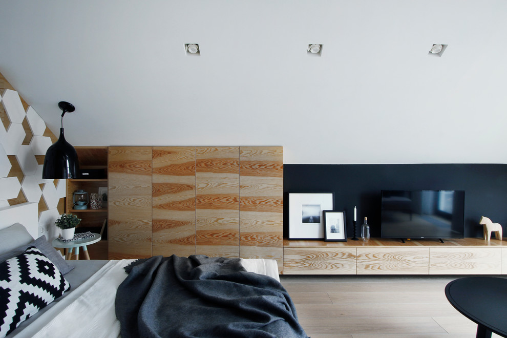 Источник вдохновения для домашнего уюта: хозяйская спальня среднего размера в современном стиле с белыми стенами, светлым паркетным полом и бежевым полом