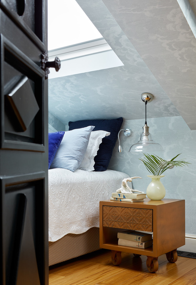 Stilmix Schlafzimmer mit grauer Wandfarbe, braunem Holzboden und braunem Boden in Moskau