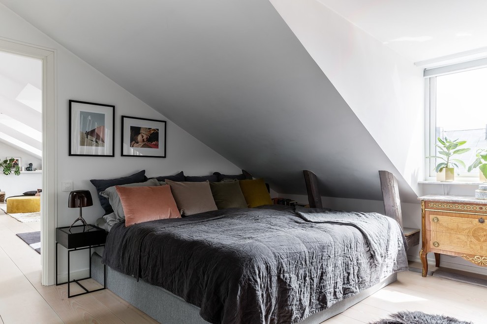 Kleines Nordisches Schlafzimmer mit weißer Wandfarbe und hellem Holzboden in Stockholm