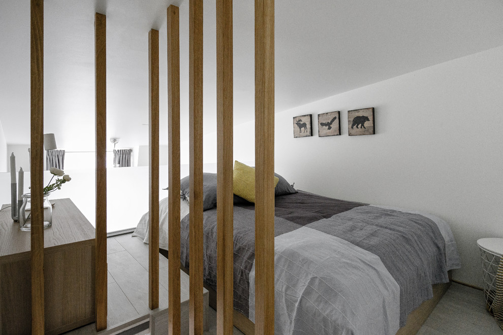 Источник вдохновения для домашнего уюта: спальня на антресоли в скандинавском стиле с белыми стенами и полом из ламината
