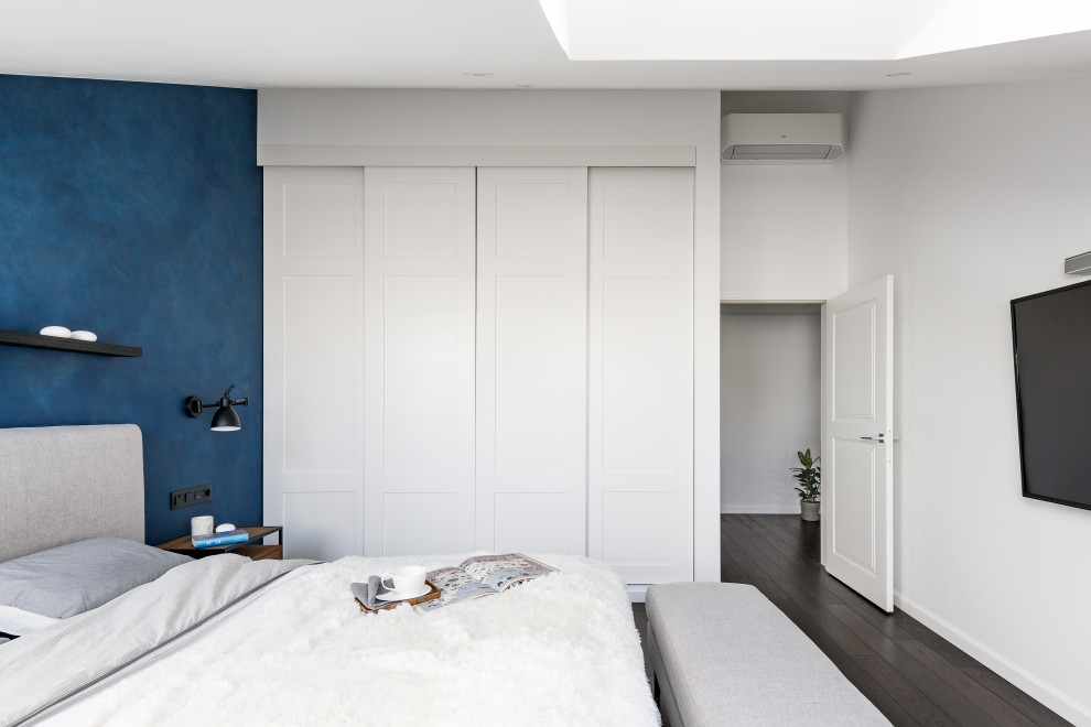 Пример оригинального дизайна: хозяйская спальня среднего размера в современном стиле с серыми стенами, темным паркетным полом, коричневым полом и обоями на стенах