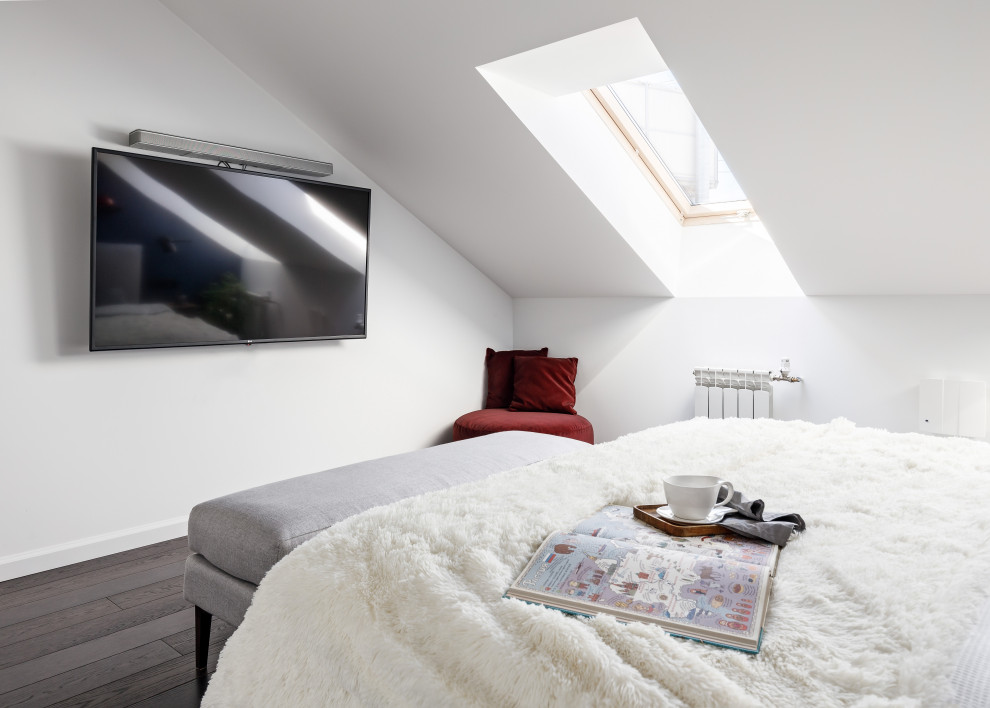 Идея дизайна: хозяйская спальня среднего размера в современном стиле с белыми стенами, темным паркетным полом, коричневым полом и обоями на стенах