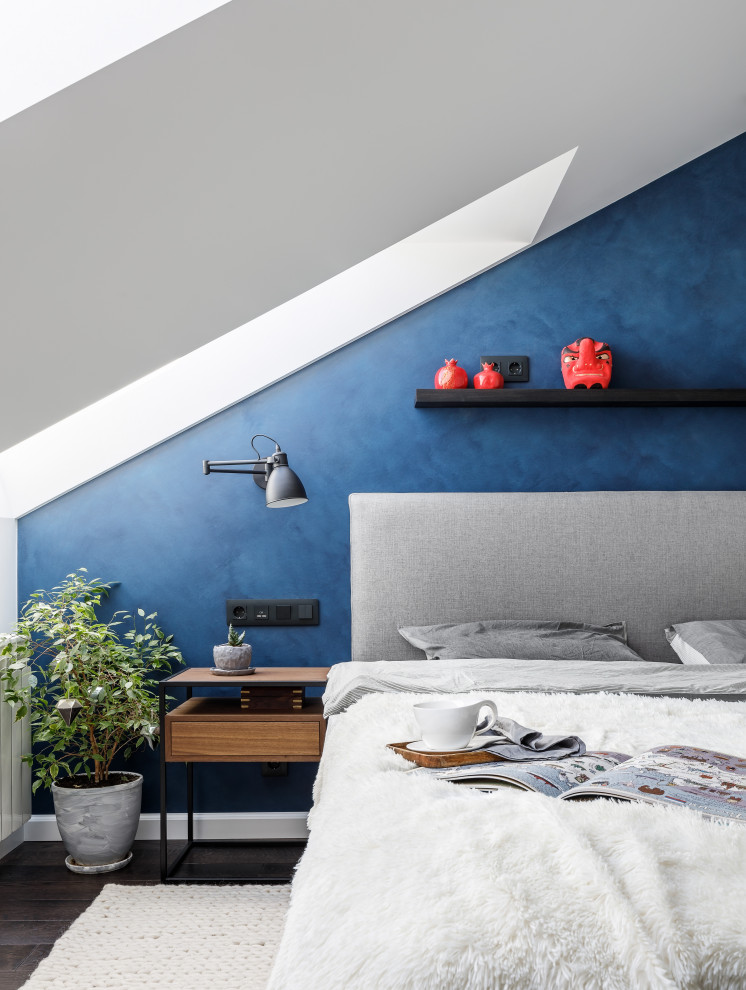 На фото: хозяйская спальня среднего размера в современном стиле с серыми стенами, темным паркетным полом, коричневым полом и обоями на стенах с