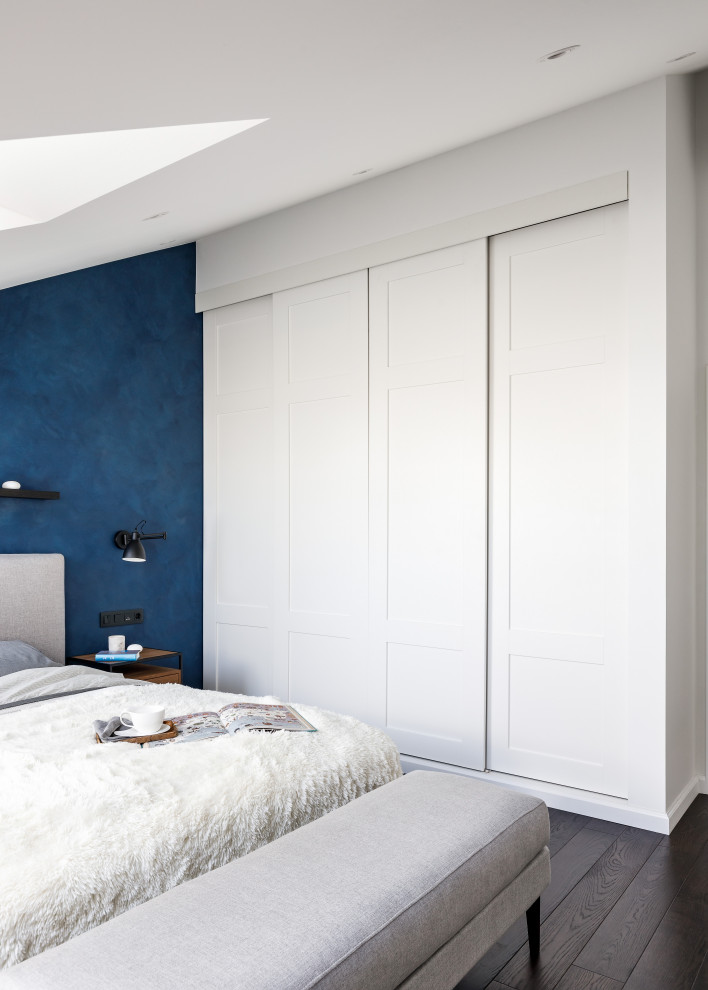Imagen de dormitorio principal actual de tamaño medio con paredes grises, suelo de madera oscura, suelo marrón y papel pintado