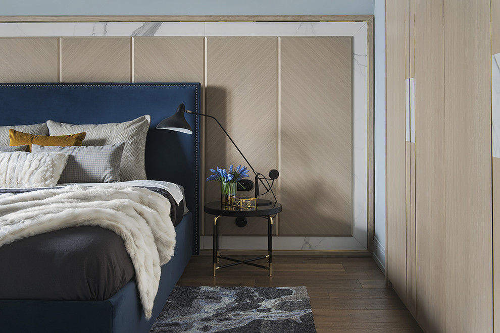 Свежая идея для дизайна: хозяйская спальня: освещение в стиле неоклассика (современная классика) с серыми стенами, паркетным полом среднего тона и коричневым полом - отличное фото интерьера