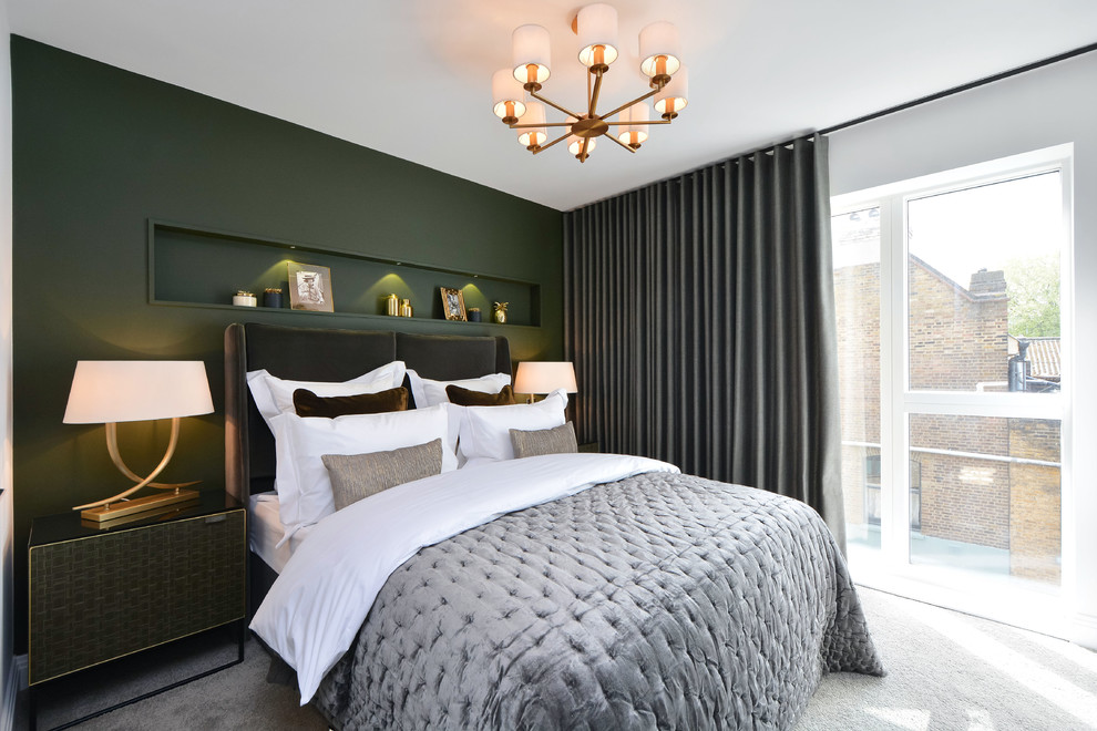Идея дизайна: спальня с зелеными стенами, ковровым покрытием и серым полом