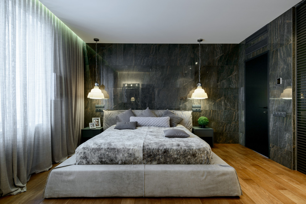 Esempio di una camera matrimoniale contemporanea con pavimento in legno massello medio, pareti nere e pavimento marrone