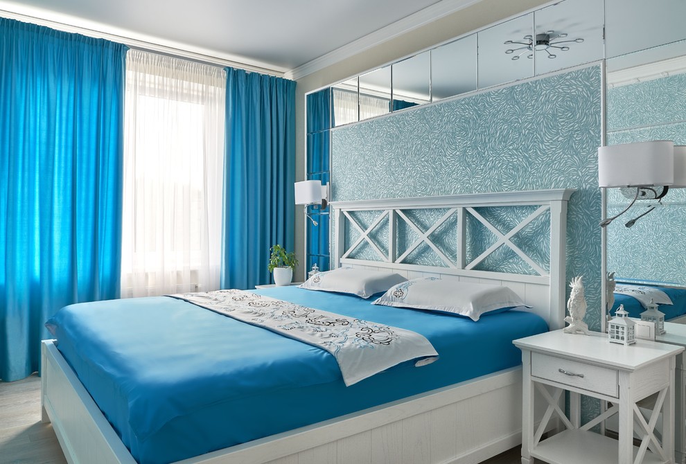 Mittelgroßes Maritimes Hauptschlafzimmer ohne Kamin mit beiger Wandfarbe in Sonstige