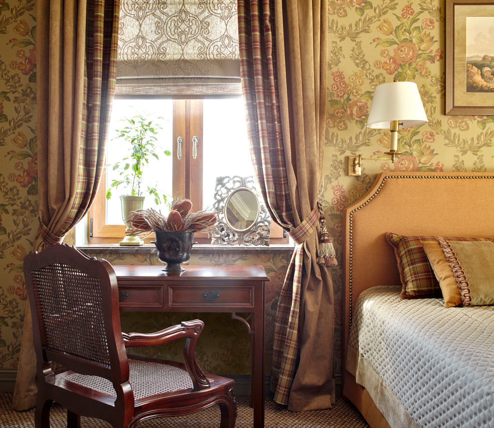 Стильный дизайн: хозяйская спальня среднего размера в классическом стиле с разноцветными стенами и ковровым покрытием - последний тренд