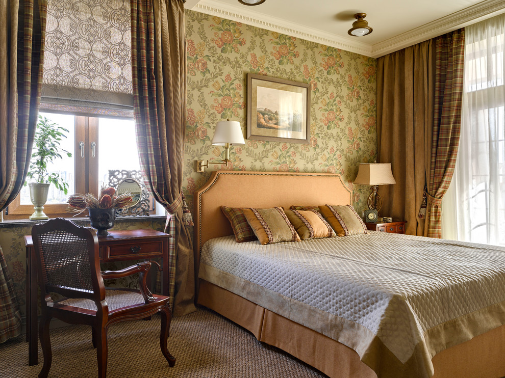 На фото: хозяйская спальня среднего размера в классическом стиле с ковровым покрытием, разноцветными стенами и кроватью в нише