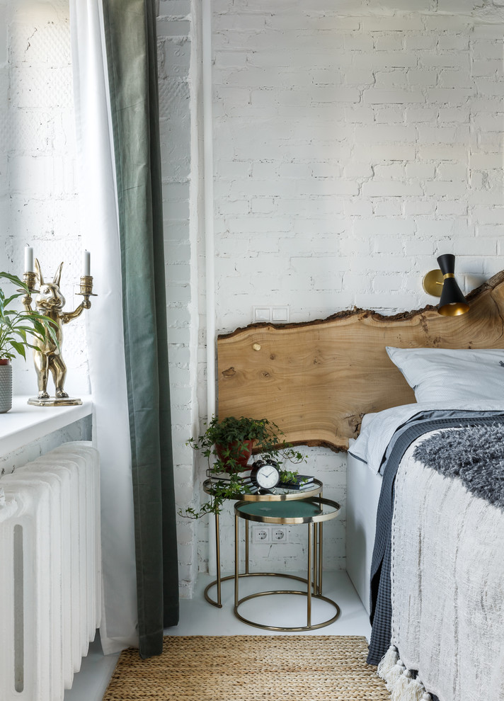 Réalisation d'une chambre parentale bohème avec un mur blanc et un sol blanc.