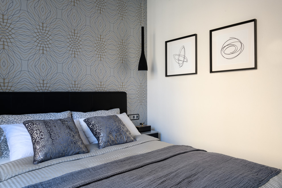 На фото: маленькая хозяйская спальня в современном стиле с серыми стенами для на участке и в саду с