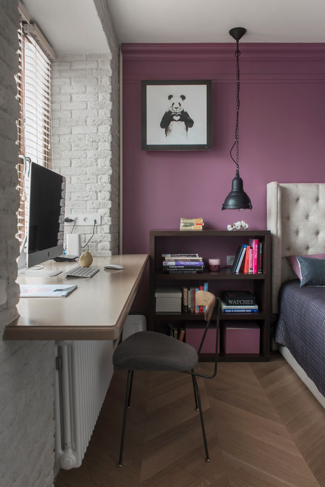 Diseño de dormitorio actual con paredes púrpuras y suelo de madera en tonos medios