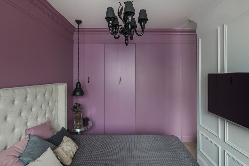 Réalisation d'une chambre parentale design avec un mur violet.