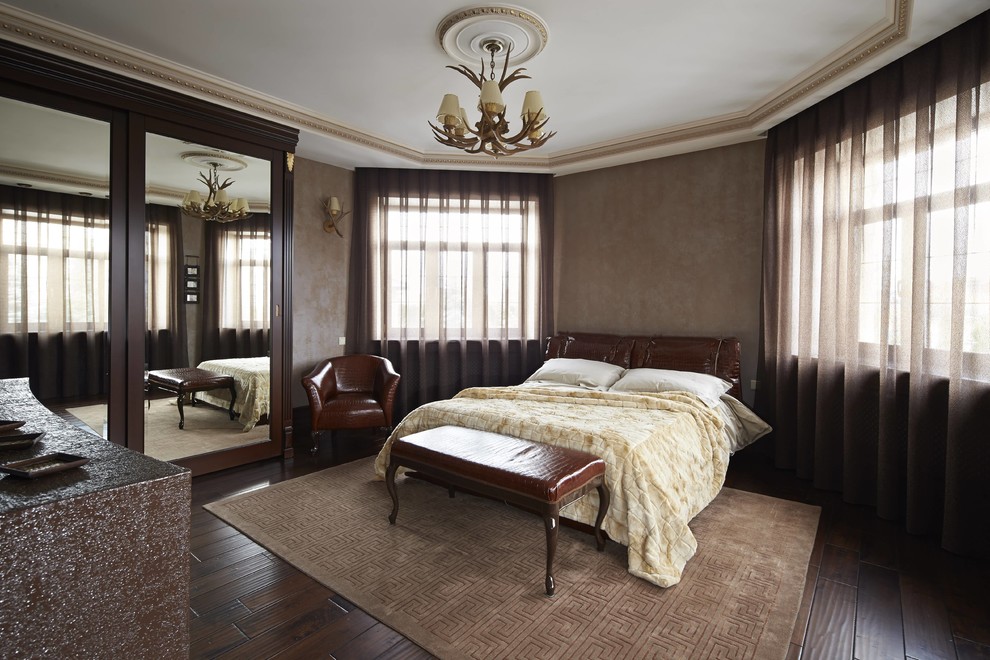 Klassisches Hauptschlafzimmer mit brauner Wandfarbe und dunklem Holzboden in Moskau