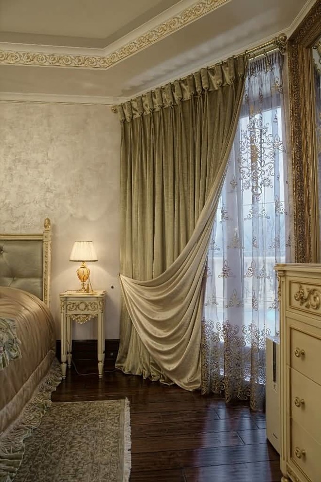 На фото: хозяйская спальня в классическом стиле с белыми стенами и темным паркетным полом с