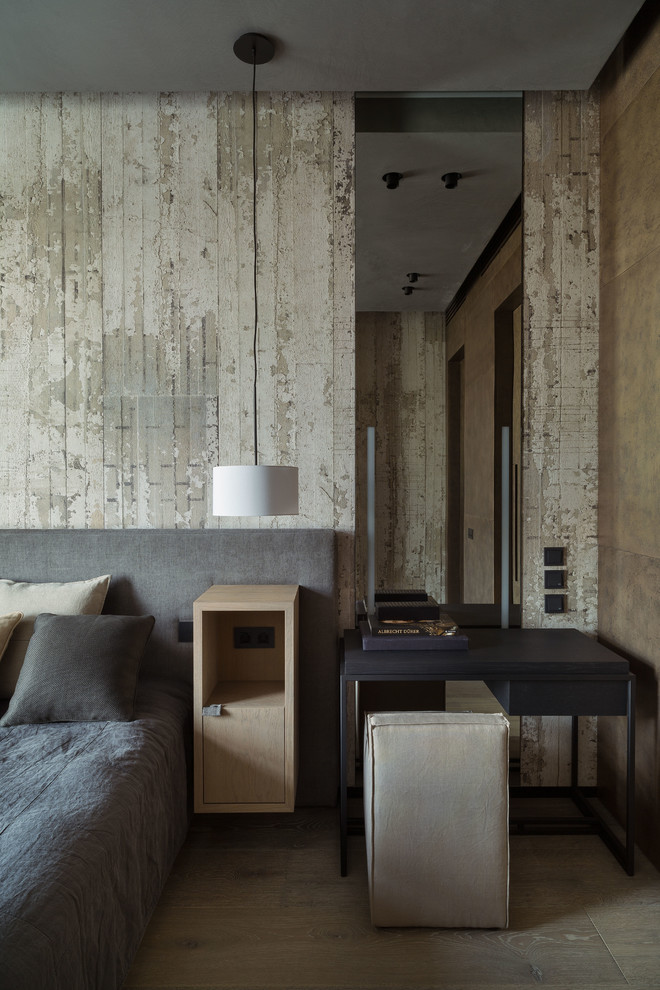 Idées déco pour une petite chambre parentale contemporaine avec un mur gris et un sol en bois brun.