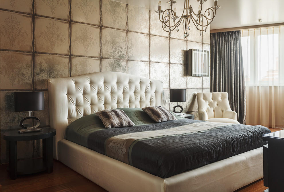 Imagen de dormitorio principal ecléctico de tamaño medio sin chimenea con suelo de madera en tonos medios, paredes beige y suelo naranja
