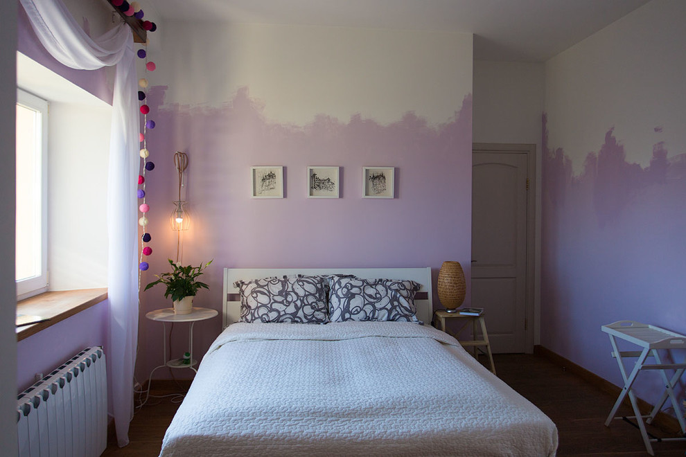 Exemple d'une chambre d'amis éclectique de taille moyenne avec un mur violet, sol en stratifié et un sol marron.