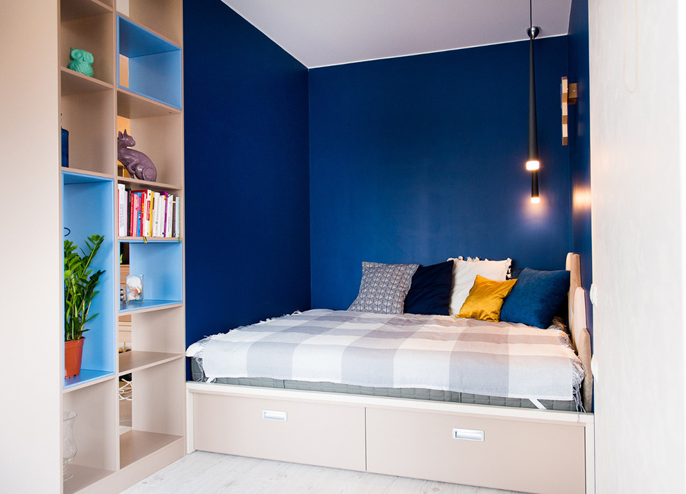 Стильный дизайн: маленькая хозяйская спальня в современном стиле с синими стенами, полом из ламината, бежевым полом и кроватью в нише для на участке и в саду - последний тренд