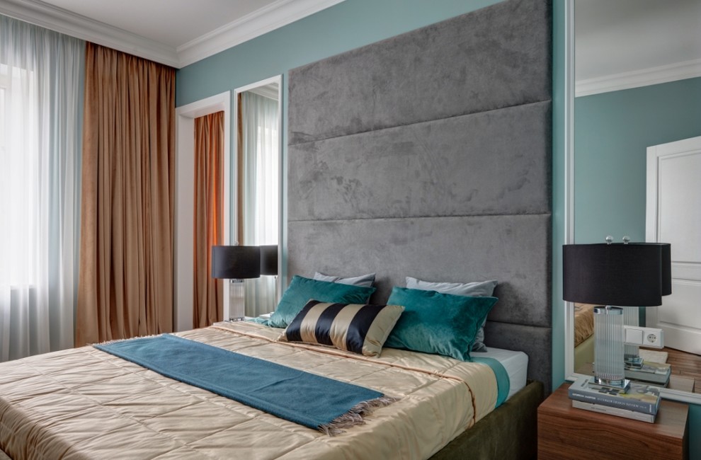 Свежая идея для дизайна: хозяйская спальня в стиле неоклассика (современная классика) с синими стенами - отличное фото интерьера