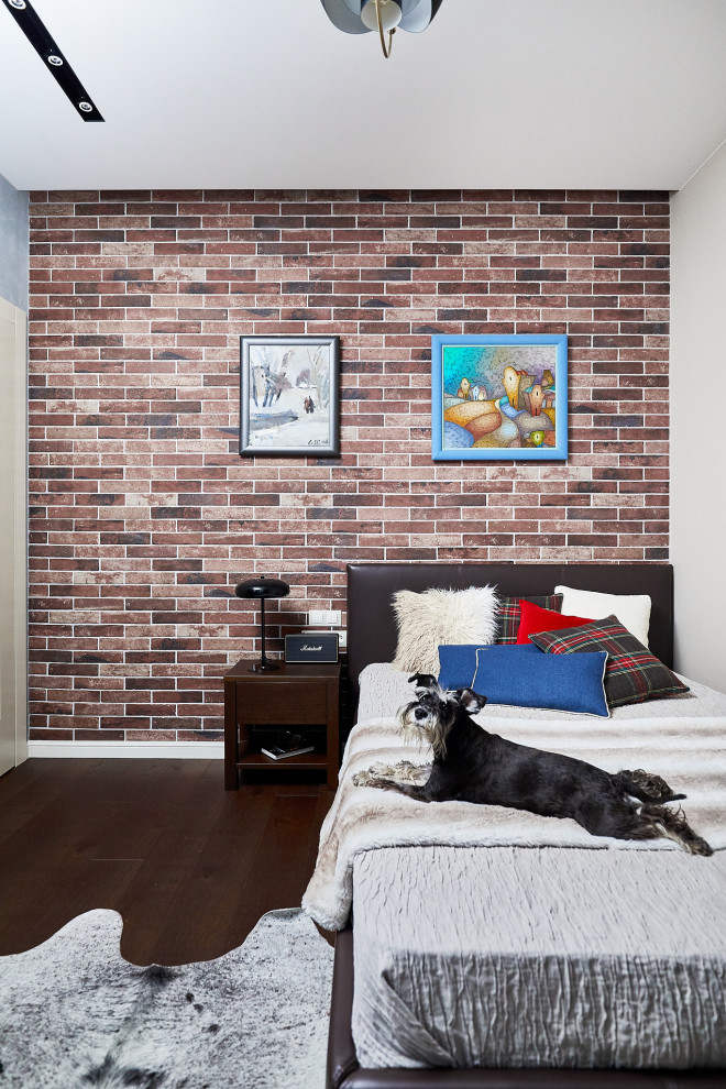Inspiration pour une chambre urbaine de taille moyenne avec parquet foncé, un sol marron et un mur en parement de brique.