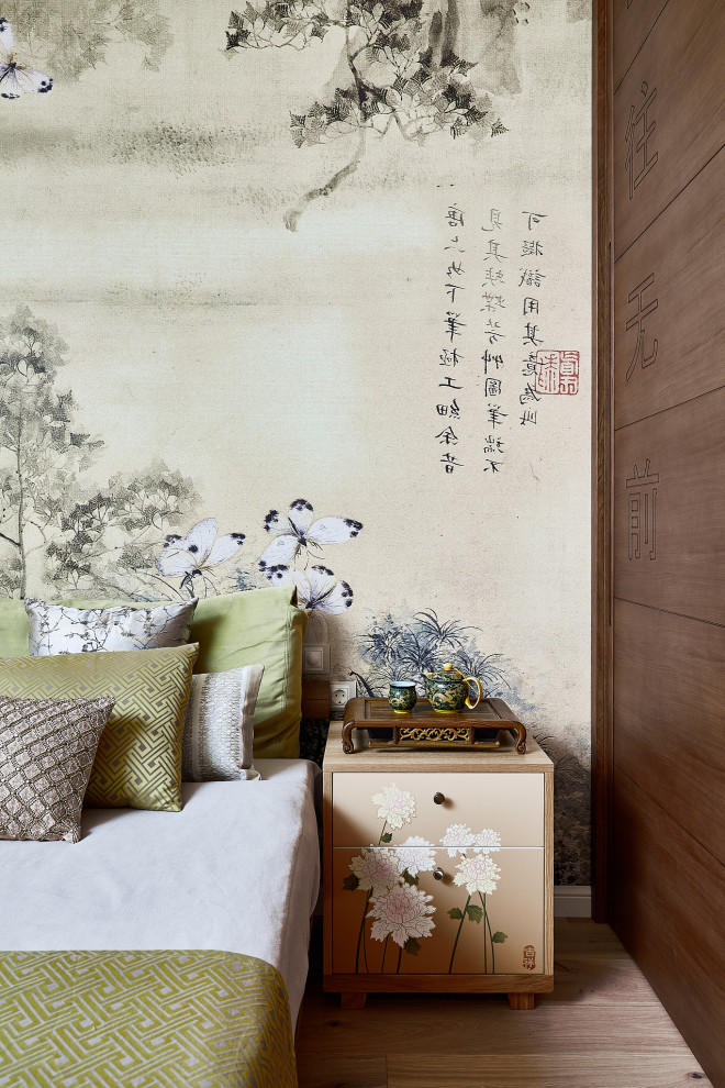 Inspiration pour une chambre asiatique de taille moyenne avec un mur beige, un sol en bois brun, un sol beige et du papier peint.