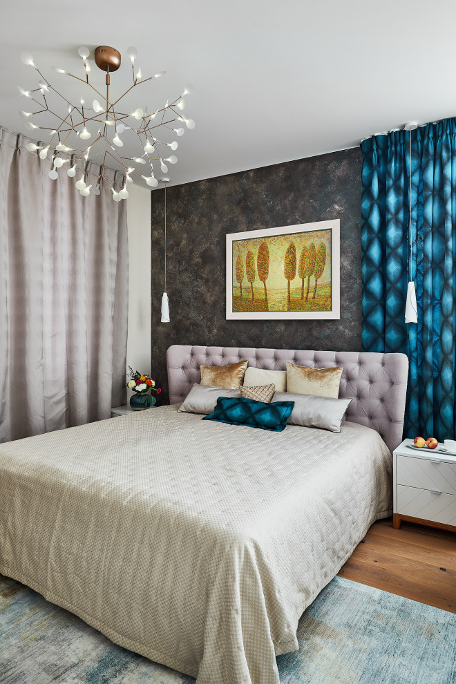 Источник вдохновения для домашнего уюта: хозяйская спальня среднего размера в стиле фьюжн с коричневыми стенами, паркетным полом среднего тона и разноцветным полом