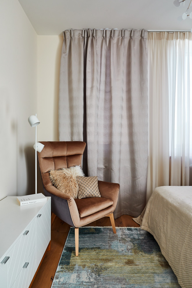 Идея дизайна: хозяйская спальня среднего размера в стиле фьюжн с бежевыми стенами, ковровым покрытием и разноцветным полом